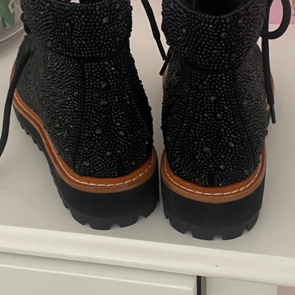 Lola Cruz lace up